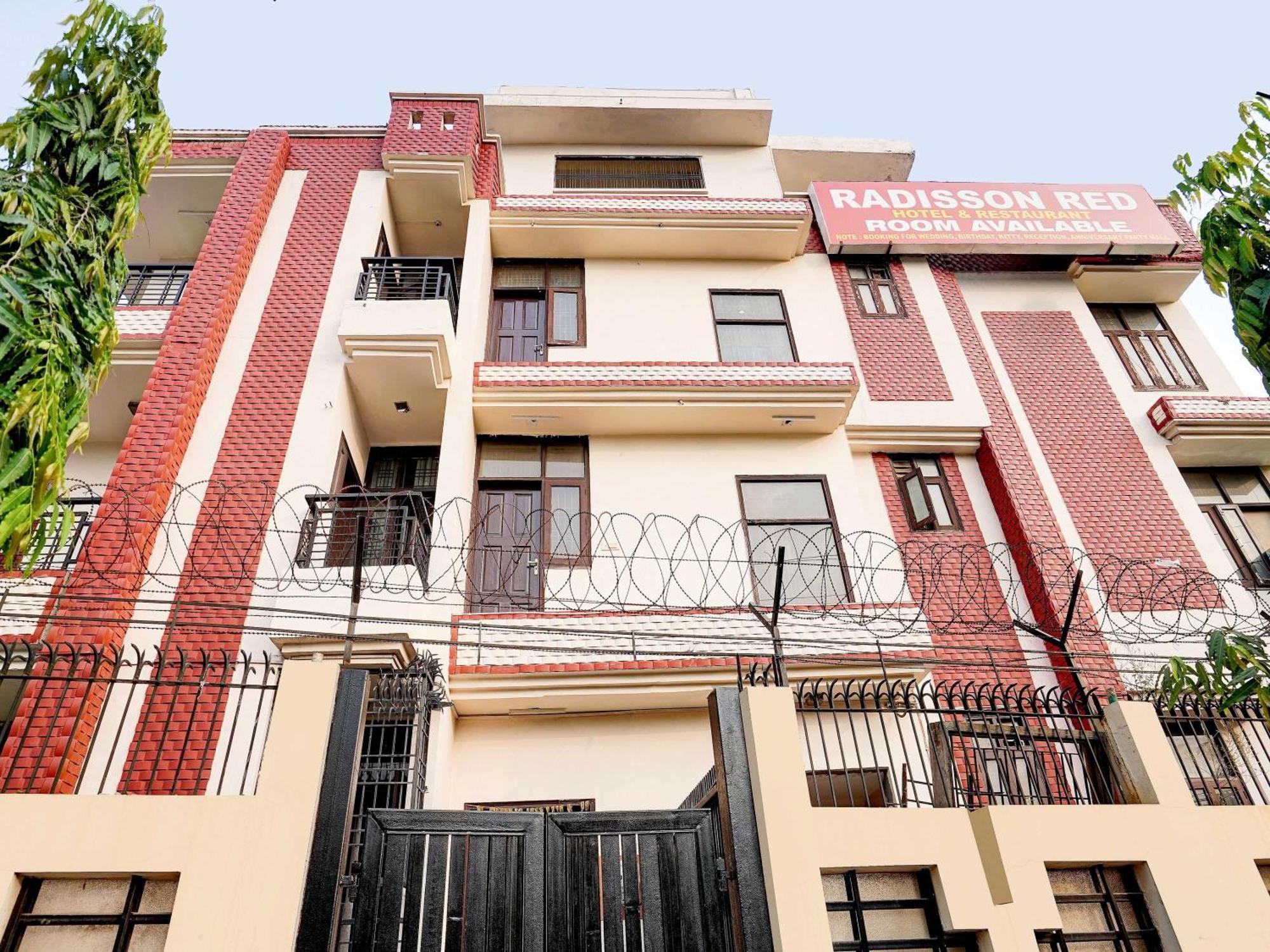 Hotel O Radisson Red Hotel & Restaurant Ghaziabad Dış mekan fotoğraf