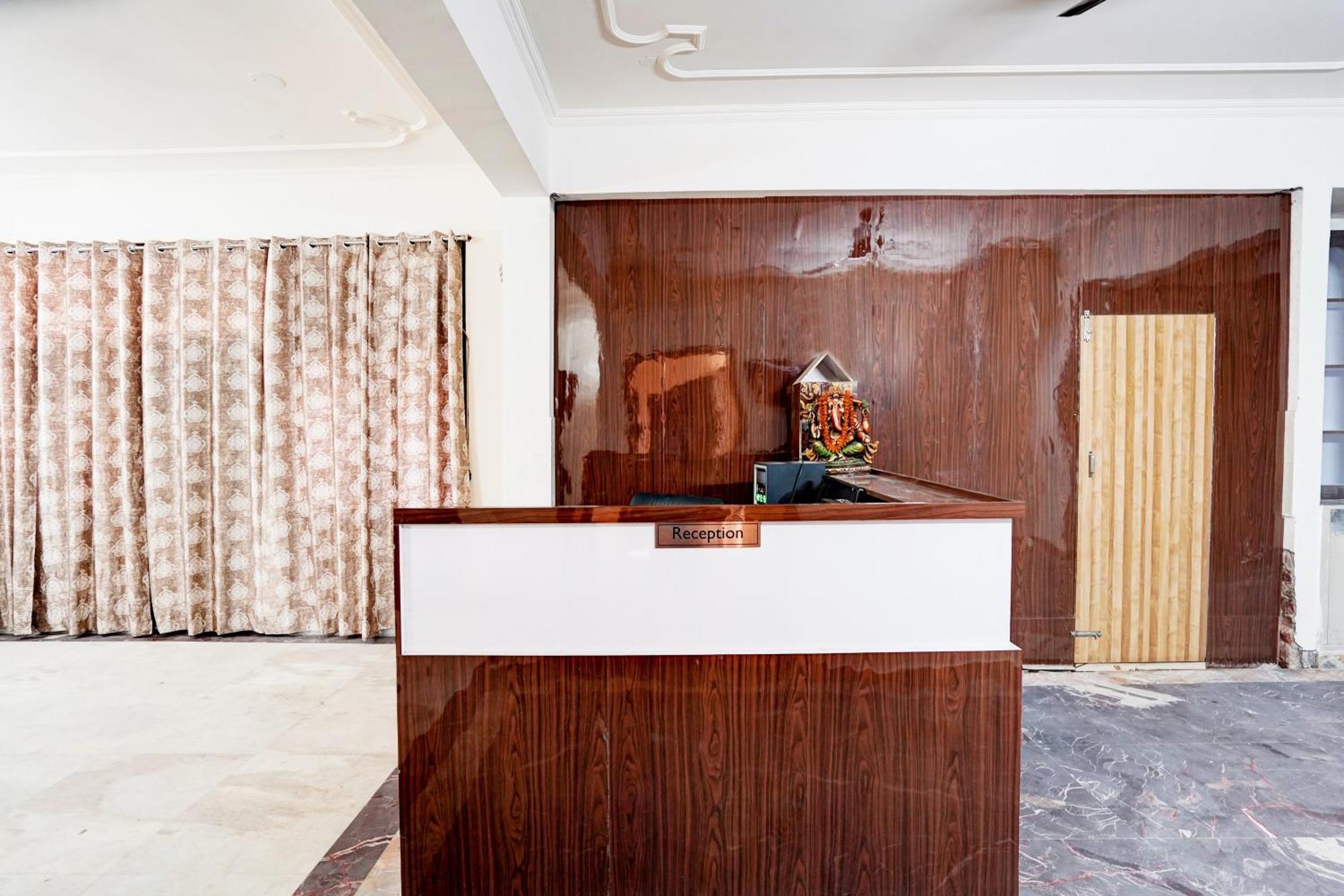 Hotel O Radisson Red Hotel & Restaurant Ghaziabad Dış mekan fotoğraf